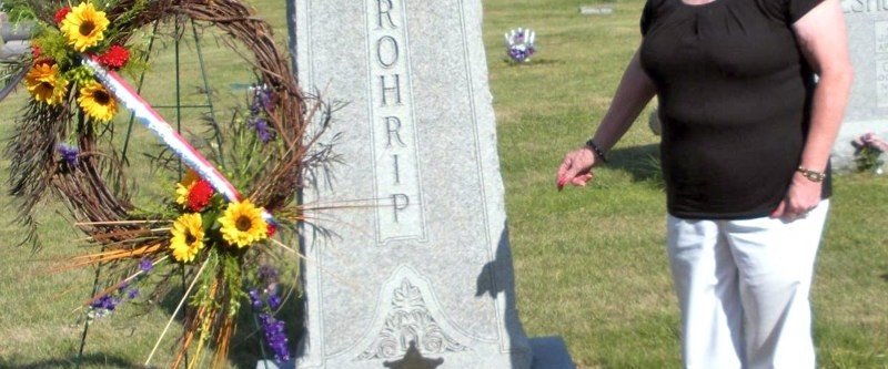 Jan Klein laid a wreath on the headstone of the Frohrip family.